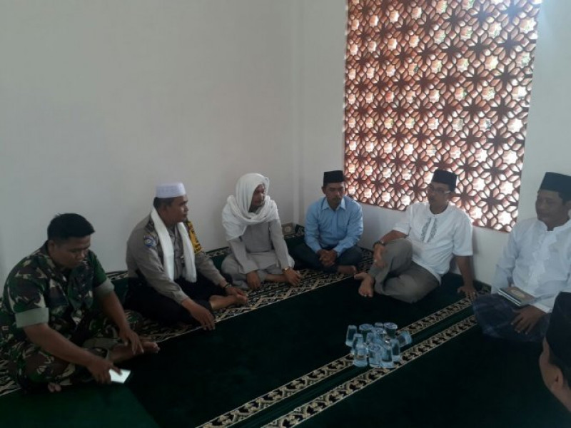 IMG-bhabinkamtibmas-polsek-benda-bersama-babinsa-melaksanakan-sholat-jumat