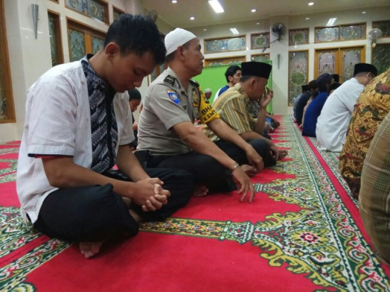 IMG-bhabinkamtibmas-polsek-jatiuwung-aiptu-cecep-shalat-jumat-di-masjid-al-muhajirin