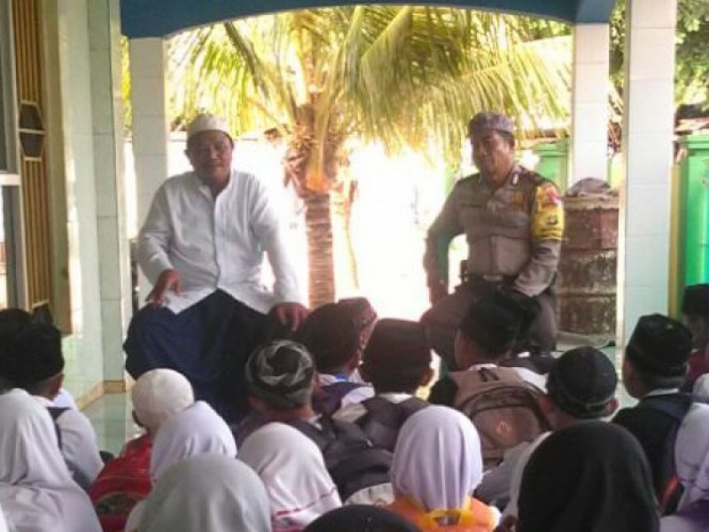 IMG-nasehat-bhabinkamtibmas-kedaung-baru-kepada-santri-dalam-polsantren