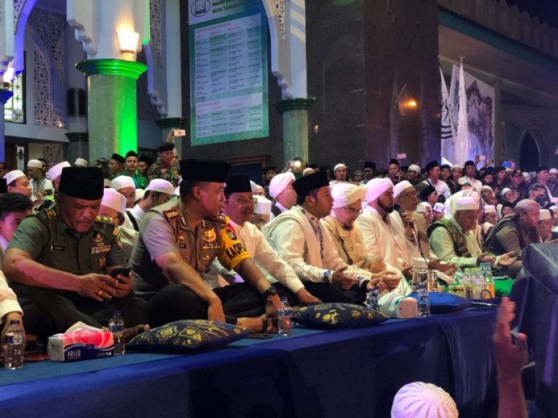 IMG-kapolres-metro-tangerang-kota-bersama-warga-kota-tangerang-bersholawat-bersama