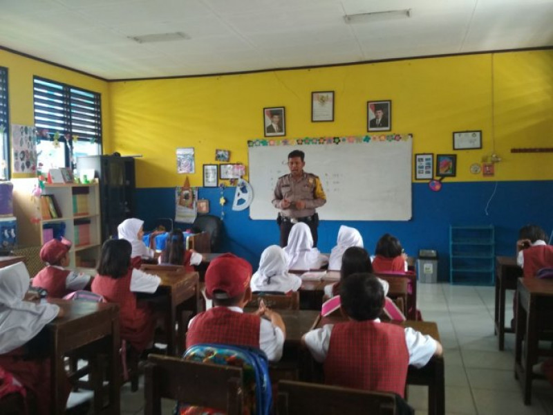 IMG-bhabinkamtibmas-polsek-benda-sambang-ke-sekolah-dasar