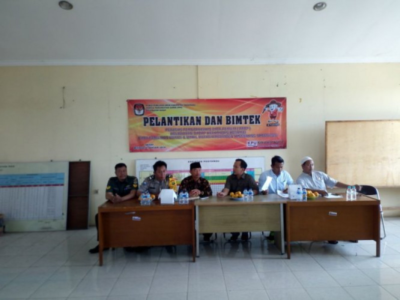 IMG-pelantikan-dan-pembekalan-petugas-pemutakhiran-data-pemilih-dalam-pilbup-2018-dikel-dadap