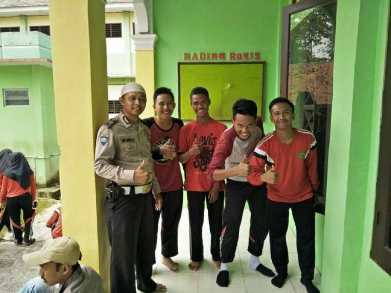 IMG-bhabinkamtibmas-polsek-sepatan-sambang-dds-ke-sekolah-smkn-2-kab-tangerang