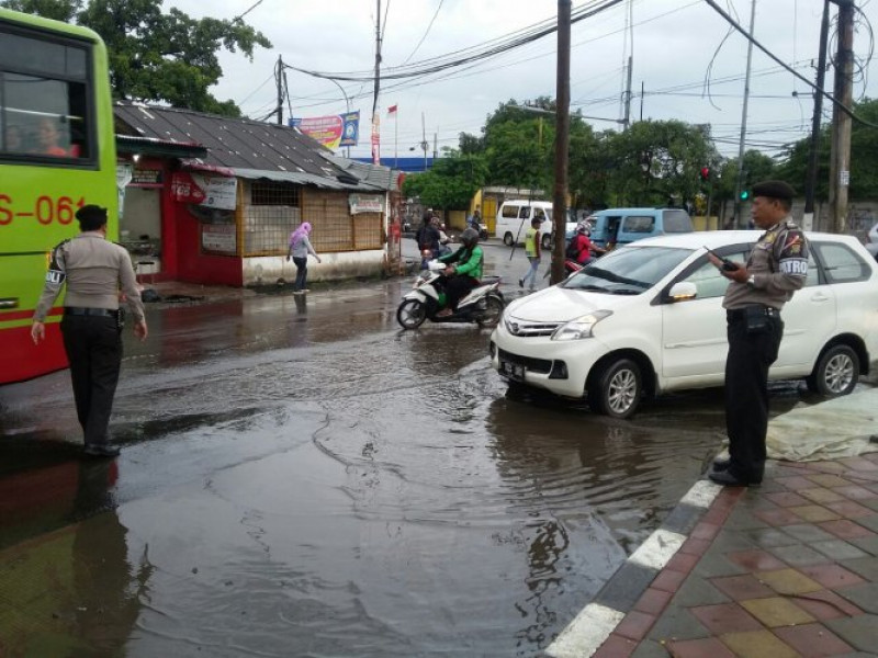 IMG-unit-1-sabhara-polsek-jatiuwung-melaksanakan-pelayanan-sore-di-pertigaan-jati