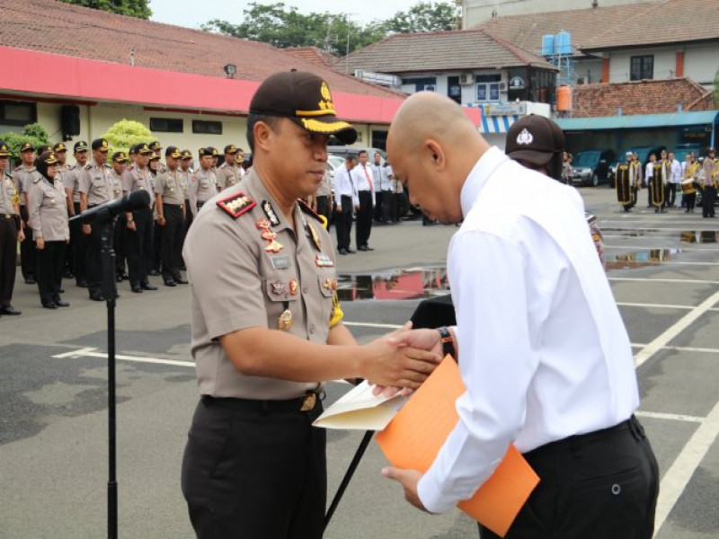 IMG-menindak-tegas-pelaku-spesialis-pencurian-ruko-kapolres-metro-tangerang-kota-memberikan-penghargaan-kepada-anggotanya