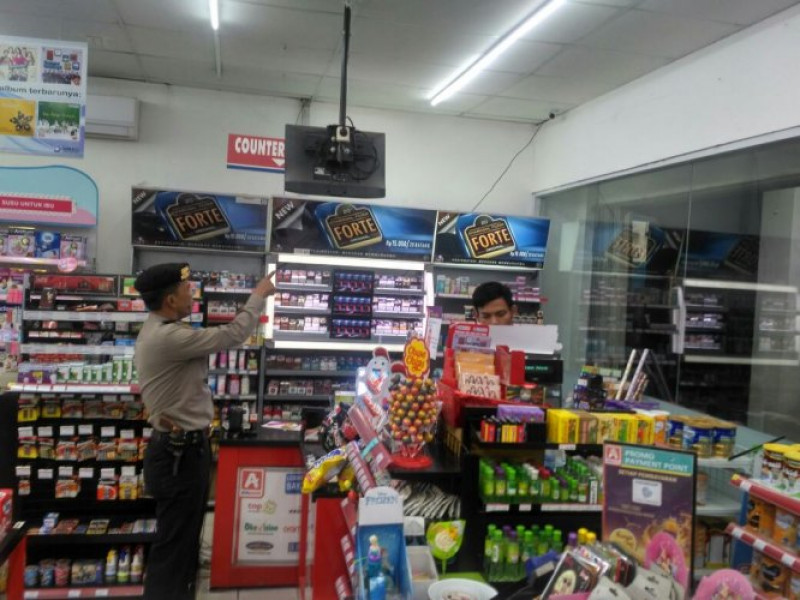 IMG-petugas-patroli-polsek-benda-polres-metro-tangerang-kota-kontrol-mini-market