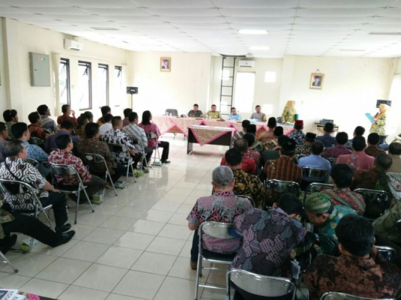 IMG-bhabinkamtibmas-polsek-cipondoh-mengajak-ketua-rt-dan-rw-yang-baru-dilantik-untuk-bersama-menjaga-keamanan-lingkungan