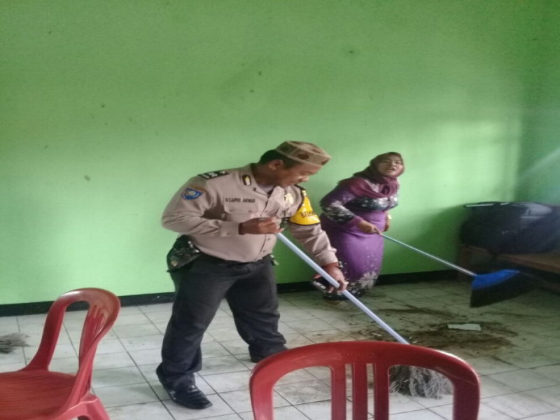 IMG-bhabinkamtibmas-polsek-sepatan-gotong-royong-bersama-ibu-ibu-pkk-ds-sangiang