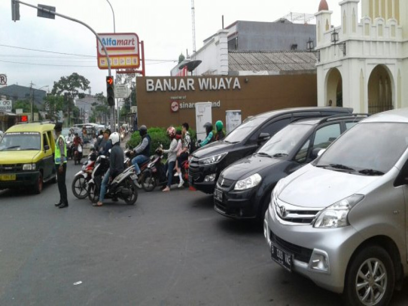 IMG-unit-sabhara-polsek-cipondoh-berikan-pelayanan-prima-dengan-atur-arus-lalin