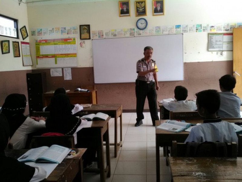 IMG-peduli-anak-bhabinkamtibmas-sambang-ke-yayasan-sekolah