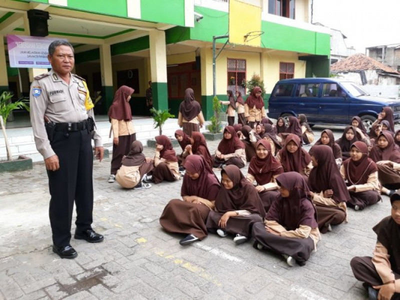 IMG-giat-polkiss-bhabinkamtibmas-aiptu-spurwadi-sambang-dialogis-dengan-pelajar-smp-yayasan-islam-al-ayaniyah-kel-kb-besar