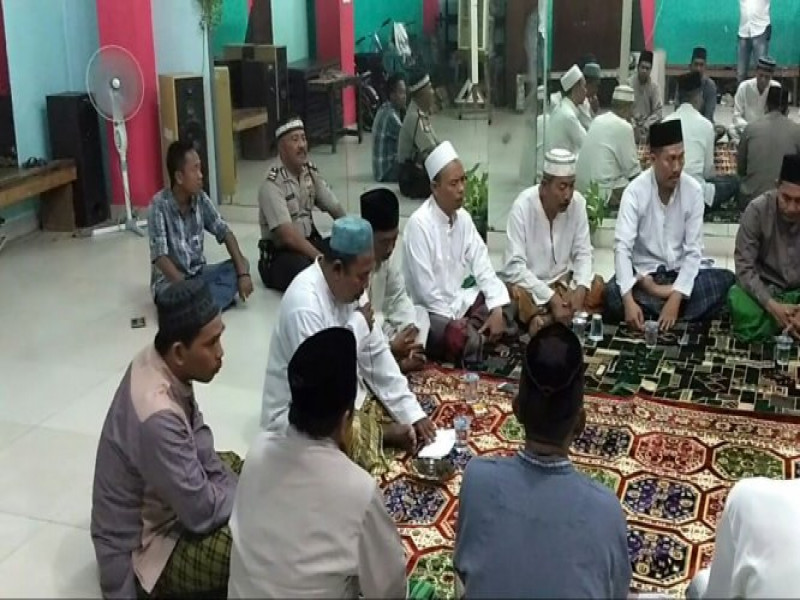 IMG-kapolsubsektor-palem-semi-hadiri-walimahan-warga-yang-akan-berangkat-umroh