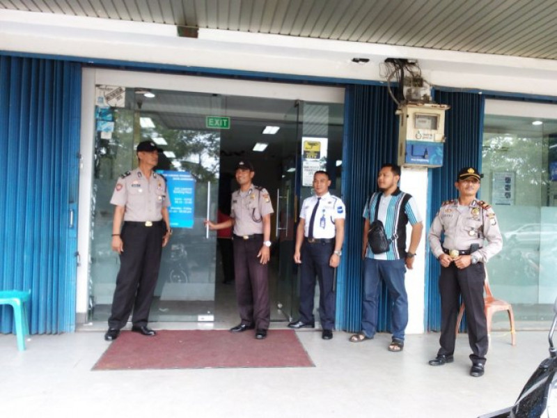 IMG-anggota-sabhara-polsek-benda-lakukan-patroli-lokasi-obyek-vital-perbankan
