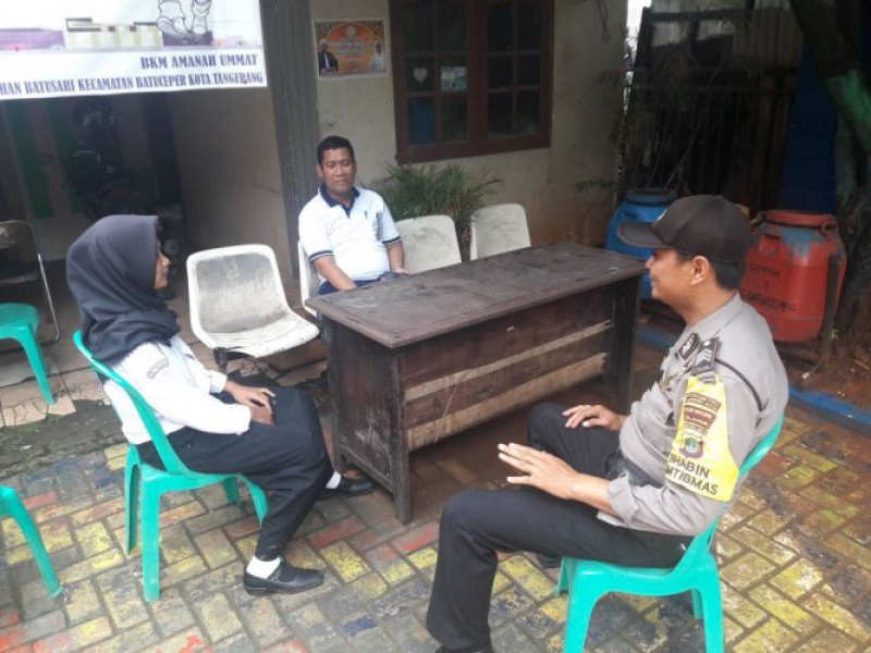 IMG-giat-polkiss-bhabinkamti-bmas-kel-batu-sari-brigadir-joni-memberikan-arahan-kepada-siswa-yg-pkl-di-kelurahan