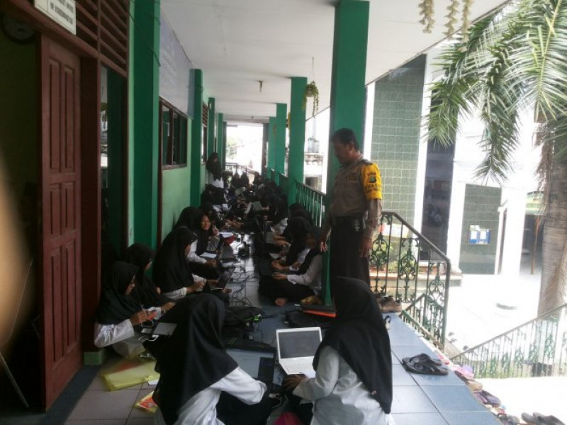 IMG-kegiatan-polkiss-bhabinkamtibmas-aiptu-suharno-sambangi-sekolah-smk-manbaul-ulum-batu-ceper