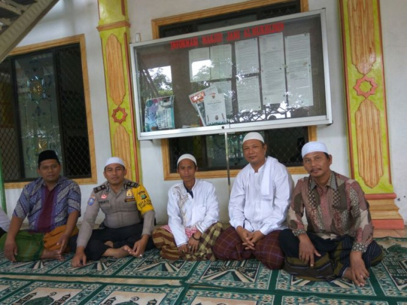 IMG-giat-polsantren-bhabinkamtibmas-kelurahan-porisgaga-sholat-jumat-di-masjid-al-al-muhlisin