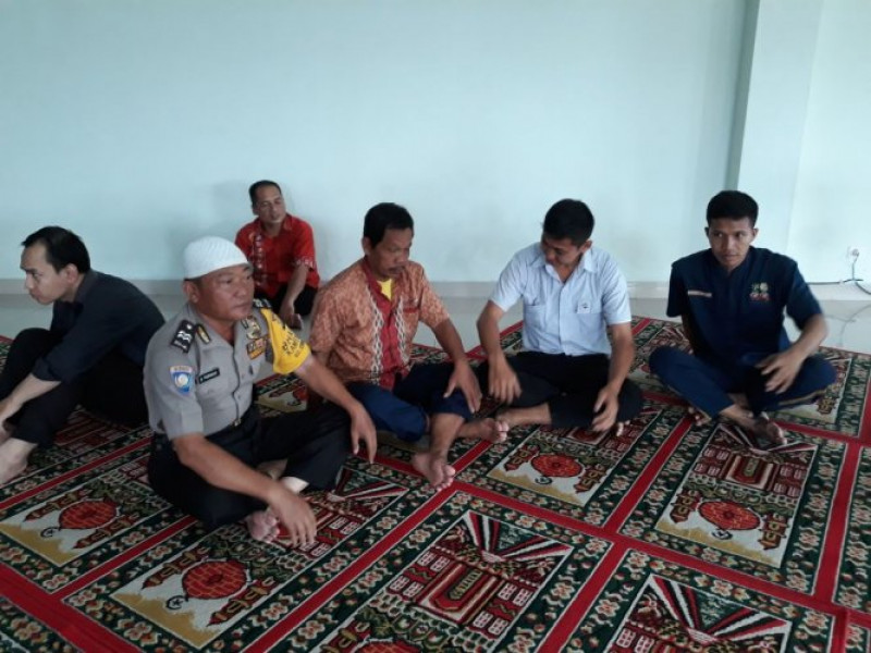 IMG-sambang-polsantren-bhabinkamtibmas-kel-besar-sholat-jumat-di-masjid-nurul-hikmah