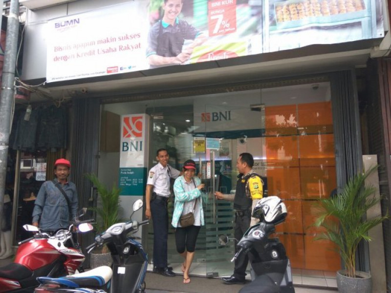 IMG-giat-polmas-bhabinkantibmas-aiptu-exwanto-menyambangi-satpam-bank-bni-wilayah-poris-gaga