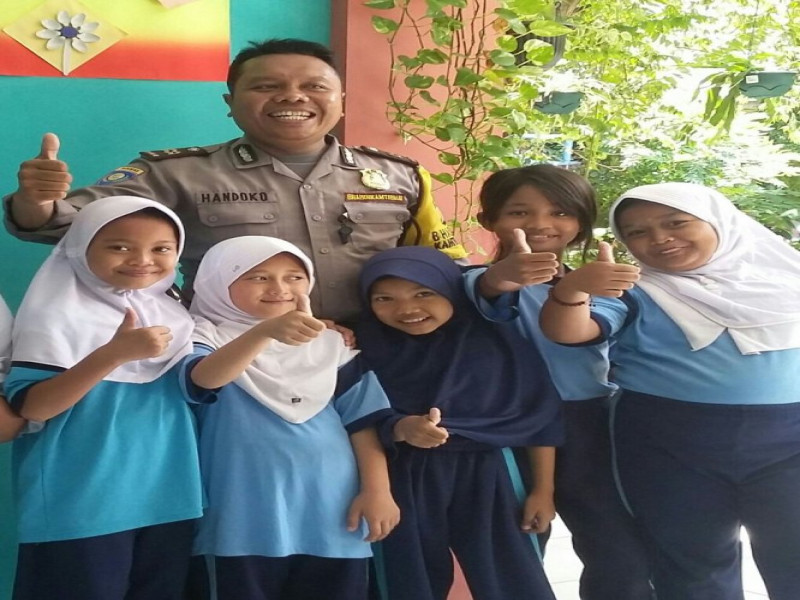 IMG-giat-polkiss-bhabinkamtibmas-aiptu-k-handoko-sambang-dialogis-dengan-murid-murid-sdn-bubulak-1