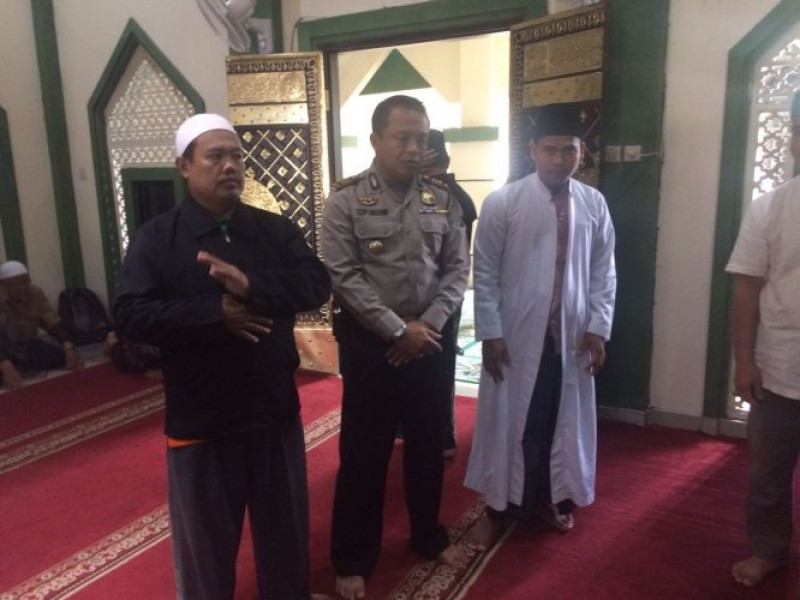 IMG-wakapolsek-neglasari-jalin-komunikasi-dengan-warga-melalui-program-cinta-masjid