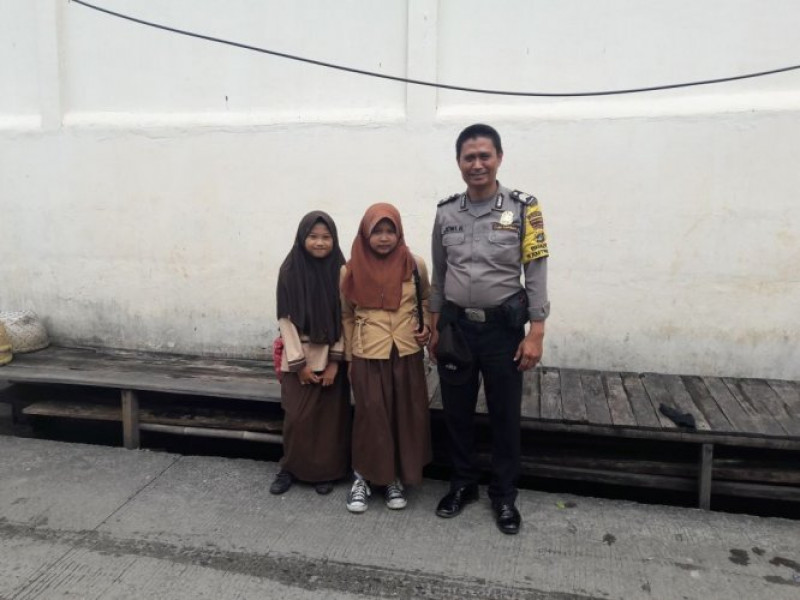 IMG-giat-polkiss-bhabinkamtibmas-brigadir-joni-sambang-dialogis-dengan-murid-murid-sdn-batuceper-2