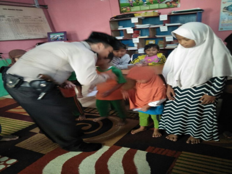 IMG-giat-polsantren-bhabinkamtibmas-kel-porisgaga-aiptu-exwanto-mengahadiri-santunan-bulanan-anak-yatim