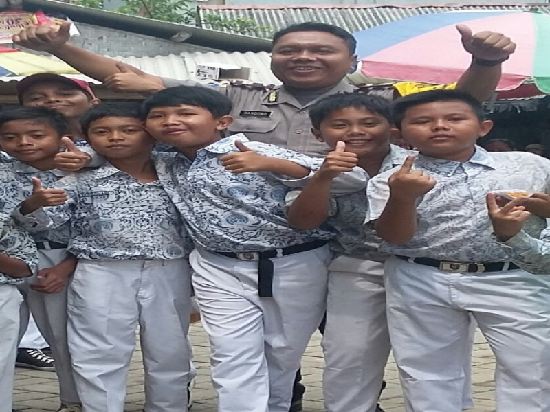 IMG-bhabinkamtibmas-batu-ceper-aiptu-k-handoko-sambang-dialogis-dengan-murid-murid-sdn-kebon-besar-1-laksanakan-program-polkiss