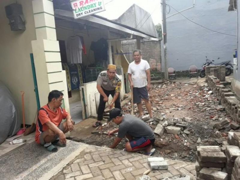 IMG-warga-senang-ketika-aiptu-apendih-hadir-bersama-sama-melakukan-kegiatan-kerja-bakti