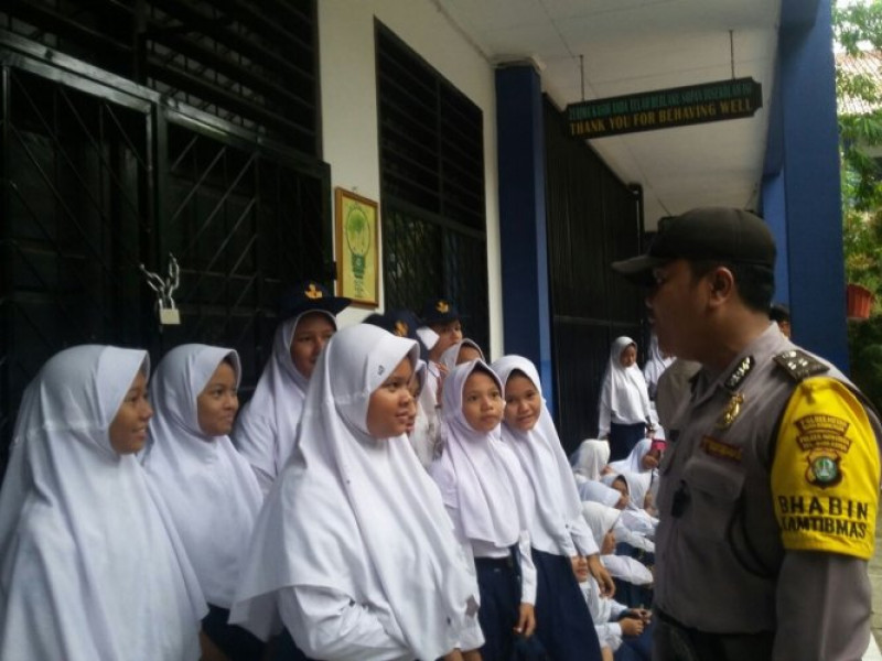 IMG-bhabinkamtibmas-aiptu-khandoko-sambang-pelajar-sekolah-smp-negeri-7-batu-ceper