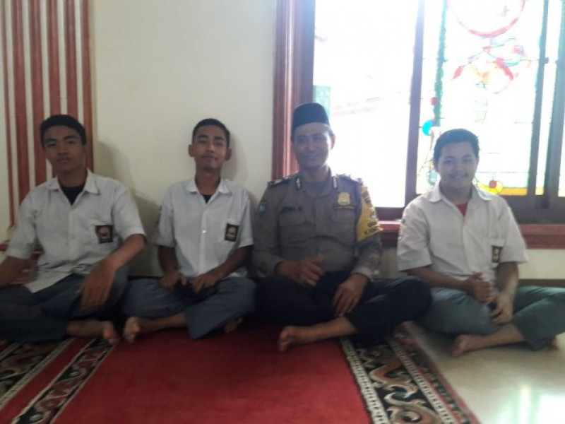 IMG-kegiatan-polkiss-brigadir-joni-sambang-dan-bersilahturahmi-ke-sma-14-batu-ceper