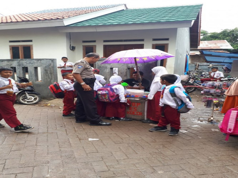 IMG-bhabinkamtibmas-aiptu-sucipto-lakukan-kegiatan-polkiss-sambang-murid-sekolah-sdn-poris-gaga-6