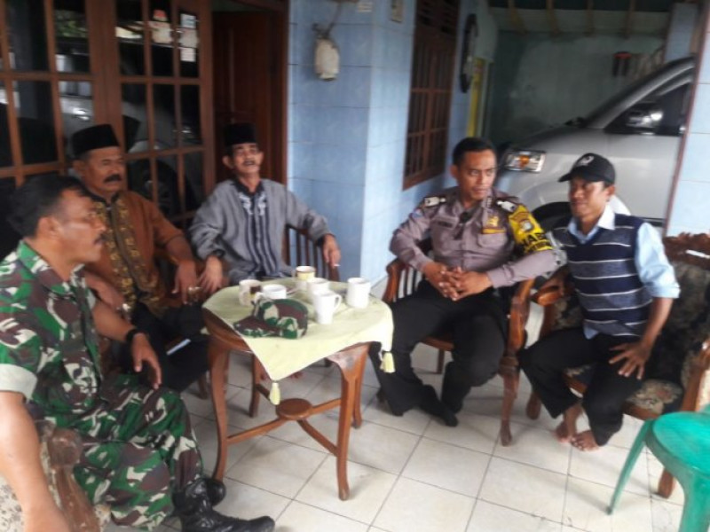 IMG-bripka-ade-rochman-binmas-polsek-jatiuwung-silaturahmi-dengan-warga-gandasari