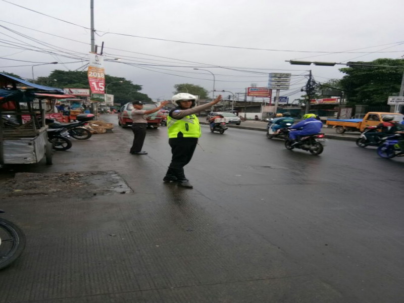 IMG-polsek-jatiuwung-gelar-pelayanan-pagi-di-sepanjang-jalan-gatot-subroto