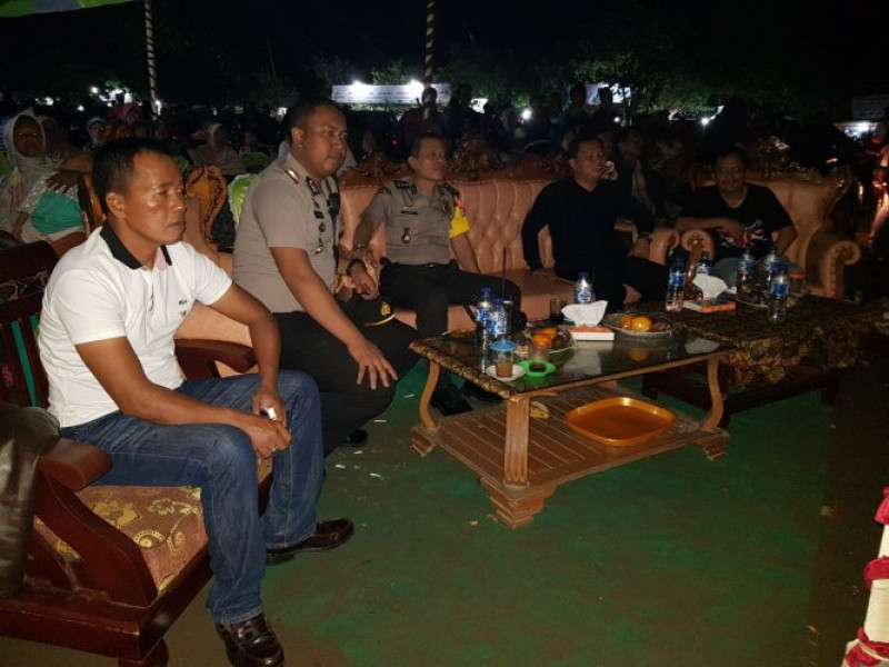 IMG-kapolsek-teluknaga-dampingi-kabag-ops-hadiri-malam-hiburan-pesta-laut-pantai-tanjung-pasir-bersama-muspika