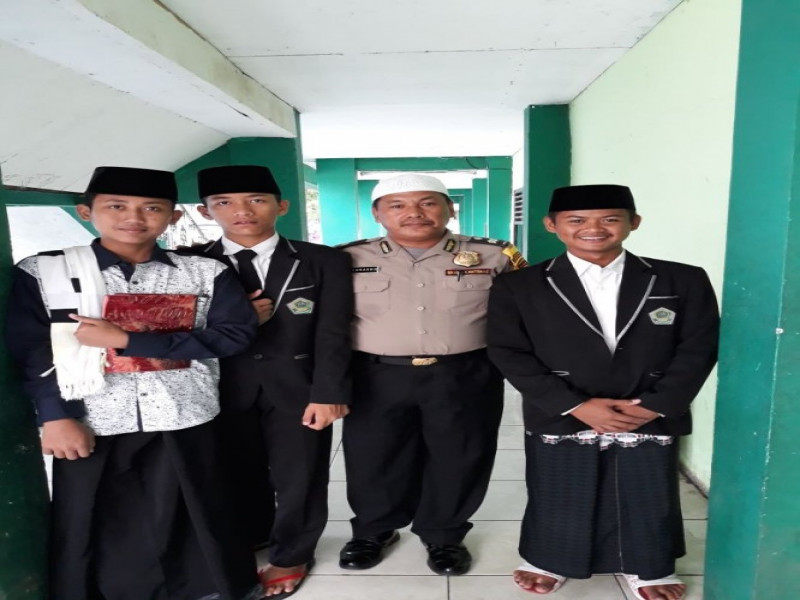 IMG-kegiatan-program-polsantren-bhabinkamtibmas-batu-jaya-samabangi-santri-ponpes-assidiqiyah-2