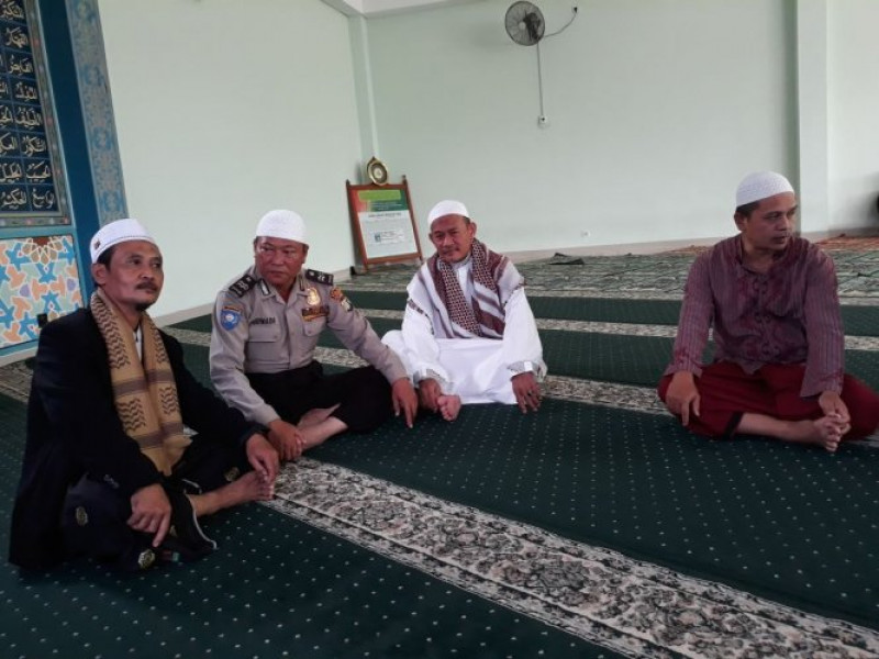 IMG-bhabinkamtibmas-aiptu-purwadi-sholat-berjamaah-dan-sambang-ke-masjid-nurul-hikmah