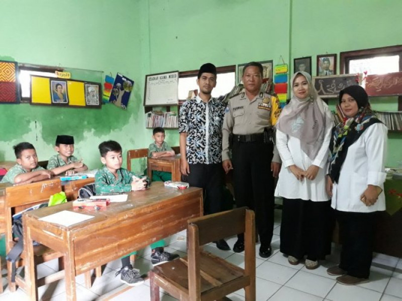 IMG-bhabinkamtibmas-kelurahan-kebon-besar-sambangi-madrasah-raudhatul-islamiah