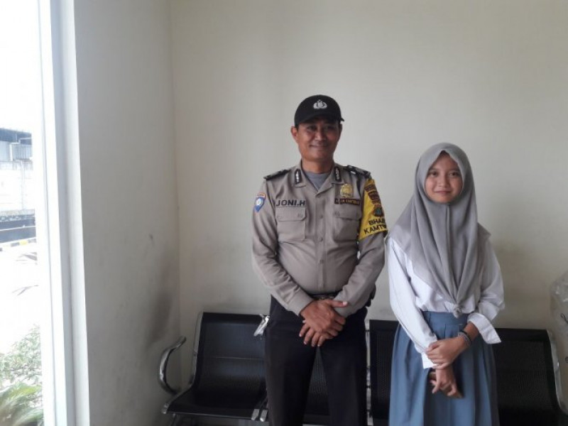 IMG-bhabinkamtibmas-kelurahan-batu-sari-kunjungi-sma-14-batu-ceper