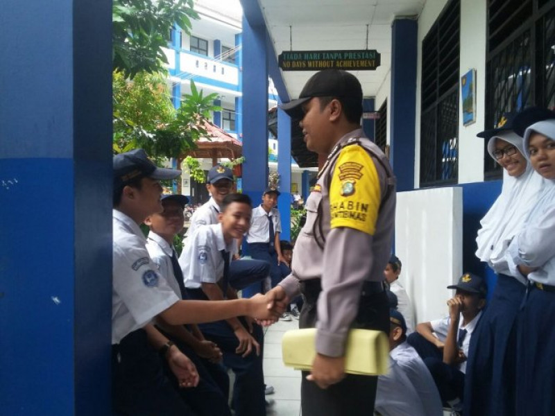 IMG-bhabinkamtibmas-jalani-program-polkiss-aiptu-khandoko-sambang-dialogis-para-pelajar-sekolah-smp-negeri-7-batu-ceper