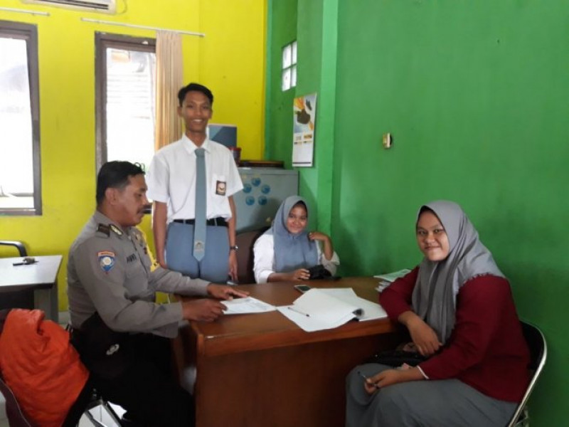 IMG-bhabinkamtibmas-aiptu-suharno-sambang-dialogis-sekolah-smk-pgri-26