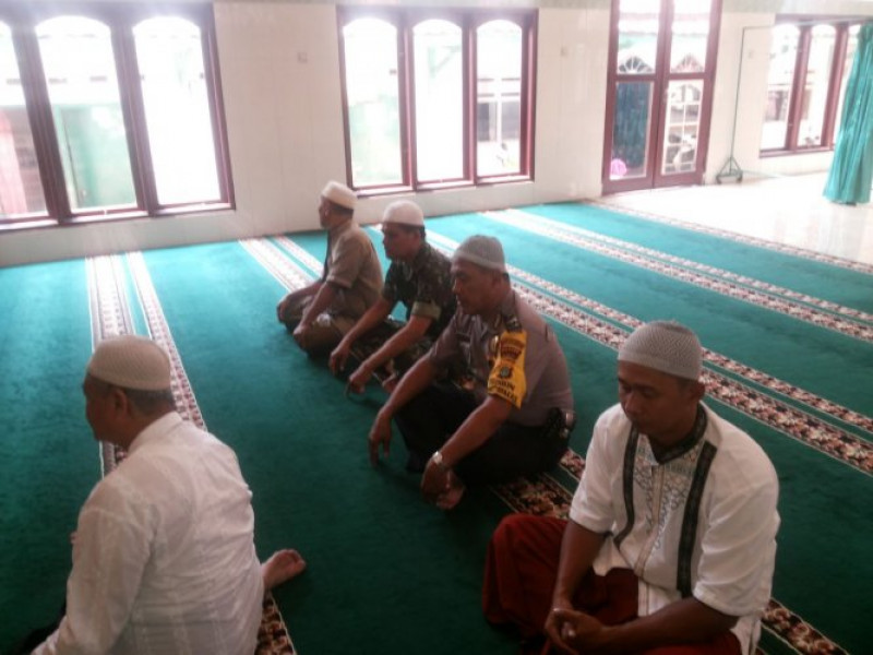IMG-sholat-dzhuhur-berjamaah-bersama-warga-masyarakat-aiptu-suharno-jalankan-program-polsantren