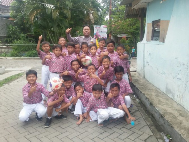 IMG-anggota-polsek-batu-ceper-aiptu-khandoko-sambang-dialogis-dengan-murid-murid-sekolah-sdn-kebon-besar-1