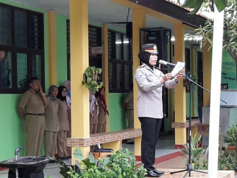 IMG-jalin-kedekatan-dengan-pelajar-kanit-bimas-polsek-cipondoh-menjadi-pengambil-apel-di-sekolah