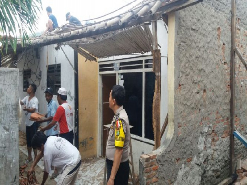IMG-bhabinkamtibmas-polsek-cipondoh-cek-warga-yang-rumahnya-roboh-akibat-gempa