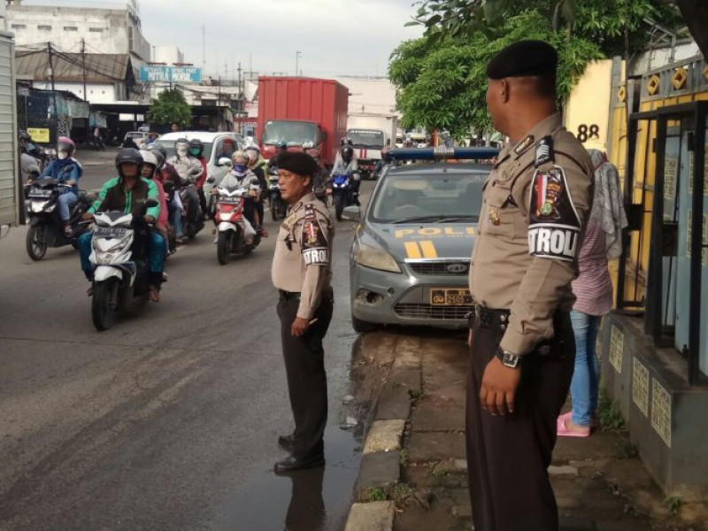 IMG-aiptu-wawang-dan-bripka-asep-pelayanan-pagi-hari-gatur-lalin-di-pertigaan-bri-jatiuwung