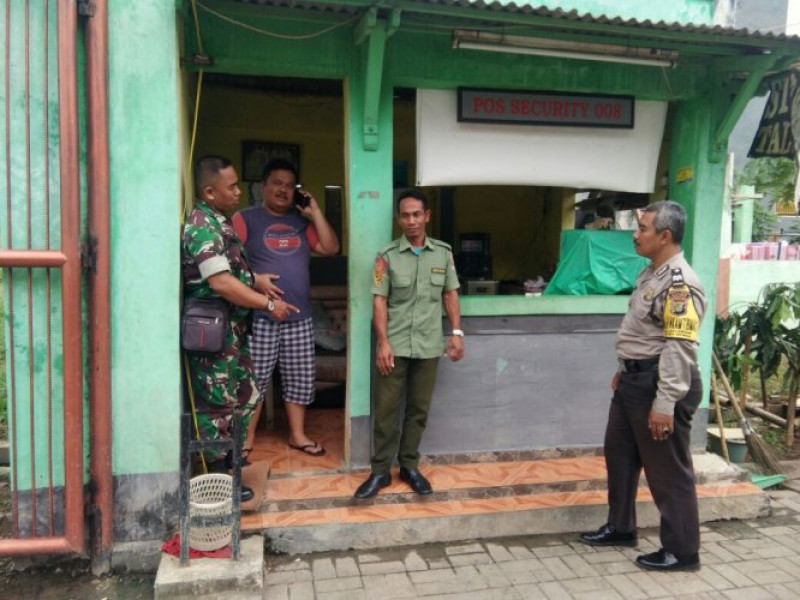 IMG-sinergitas-tni-polri-bhabinkamtibmas-dan-babinsa-patroli-dan-sambang-bersama