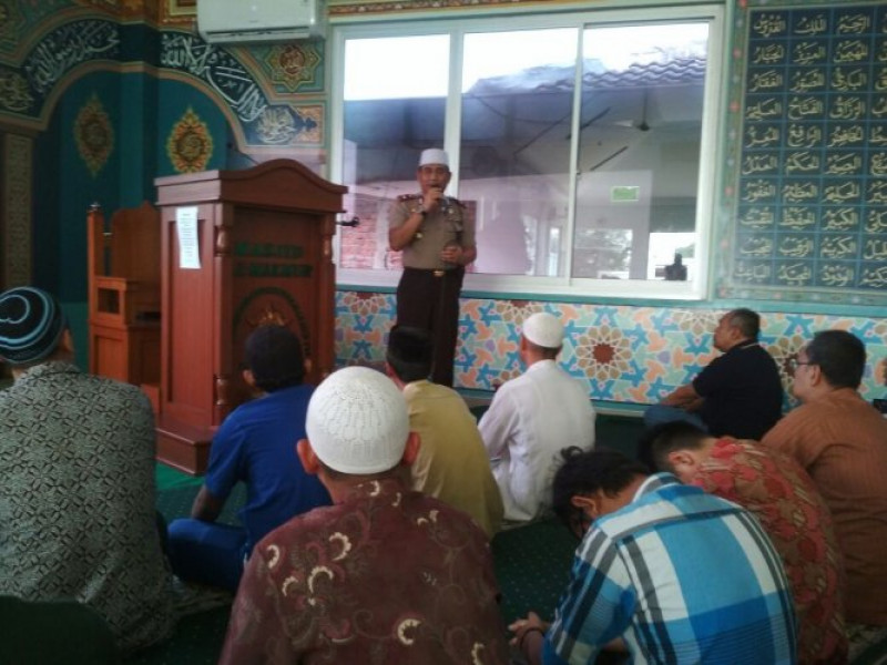 IMG-kapolsek-batu-ceper-kompol-hidayat-iwan-irawanshma-laksanakan-mimbar-jumat-di-masjid-al-makmur-ptindofood