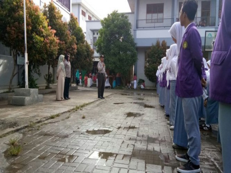 IMG-kanit-binmas-polsek-benda-menjadi-pembina-upacara-di-sekolah-smk-kes-mutiara-insani