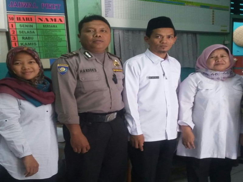 IMG-kegiatan-bhabinkamtibmas-aiptu-khandoko-sambang-dialogis-dengan-guru-sekolah-sdn-kebon-besar