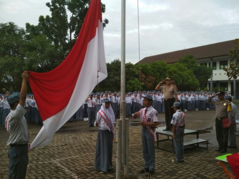 IMG-kapolsek-batu-ceper-menjadi-pembina-upacara-di-sekolah-sma-negeri-14-batu-ceper-tangerang